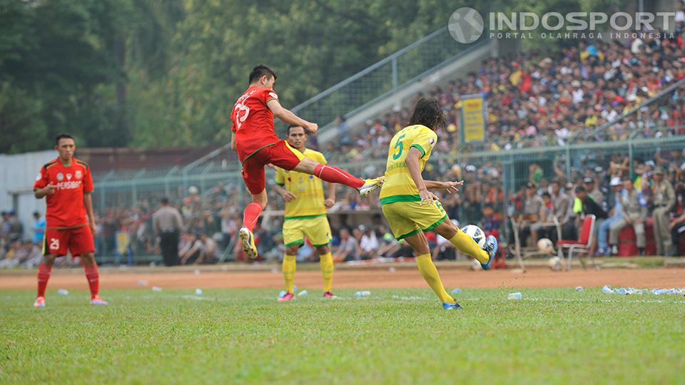 Muh Solikin meloncat untuk mengambil bola dari pemain Cilegon United, Rico Fernanda. Pertandingan dilaksanakan di lapangan sepakbola Krakatau Steel, Cilegon, Banten, Minggu (28/09/14).